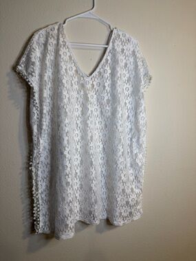 Xhilaration Cream Floral Lace V-Neck Top